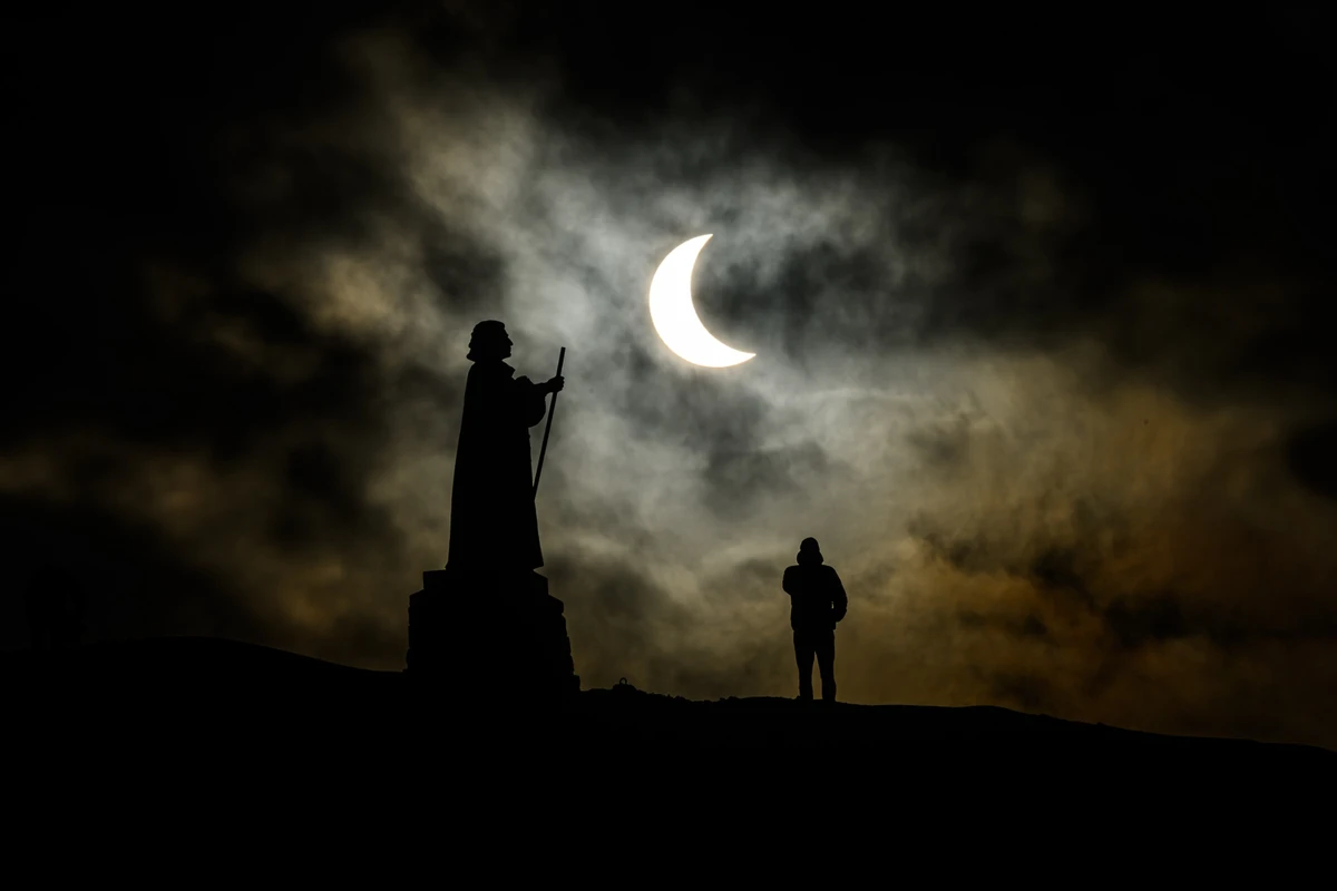 Статуя Ганса Эгеде во время частичного солнечного затмения, Нуук (Гренландия)