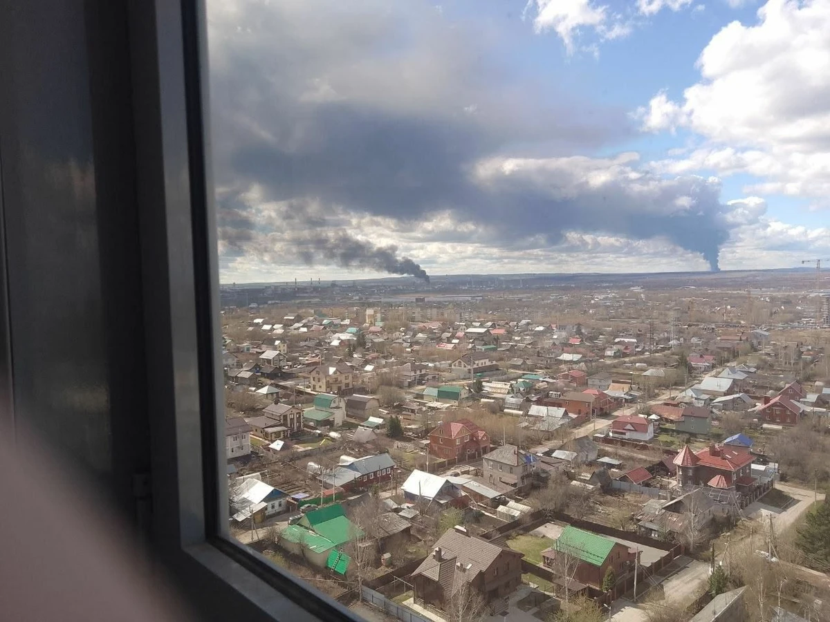 Пожежа після атаки дронів у російській Пермі. Фото з російських Telegram-каналів