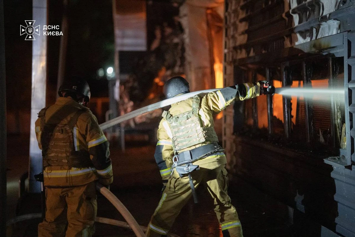 Рятувальники гасять пожежу в Києві вночі 9 вересня. Фото ДСНС