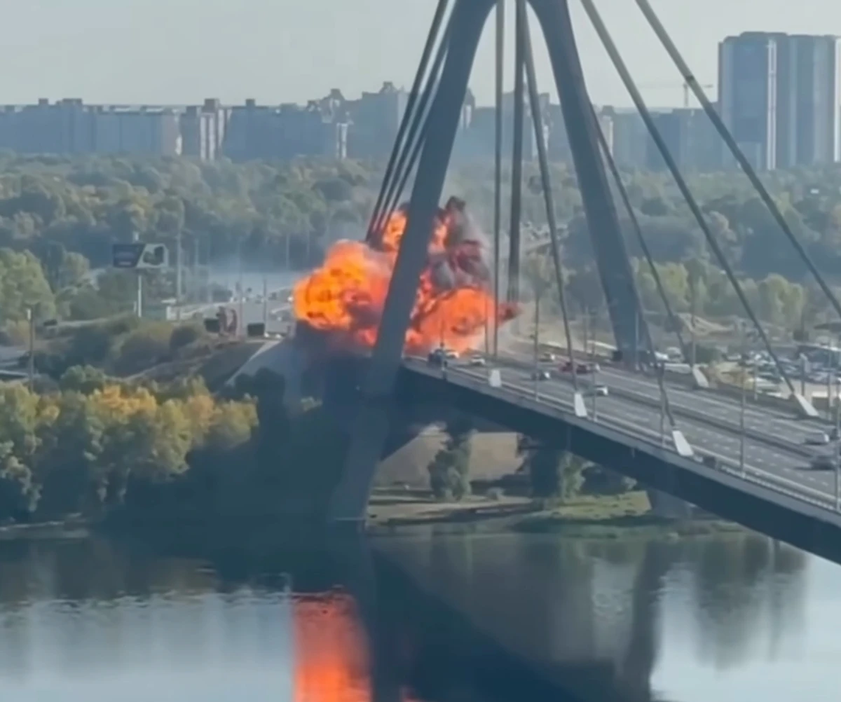 Удар Шахеда по Північному мосту в Києві