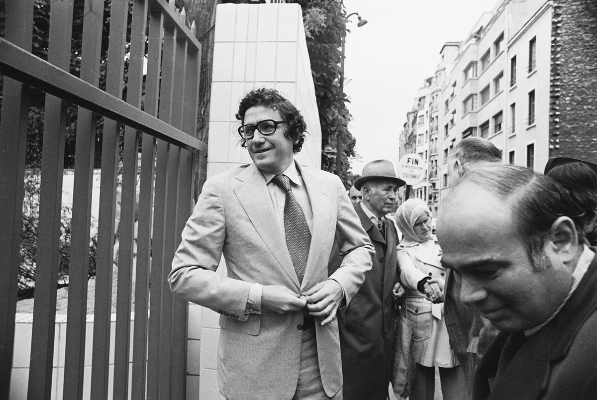 В 1968 году Холбрук участвовал в переговорах американцев с северными вьетнамцами в Париже. Его очки в толстой оправе подозрительно напоминали очки Киссинджера, не так ли?