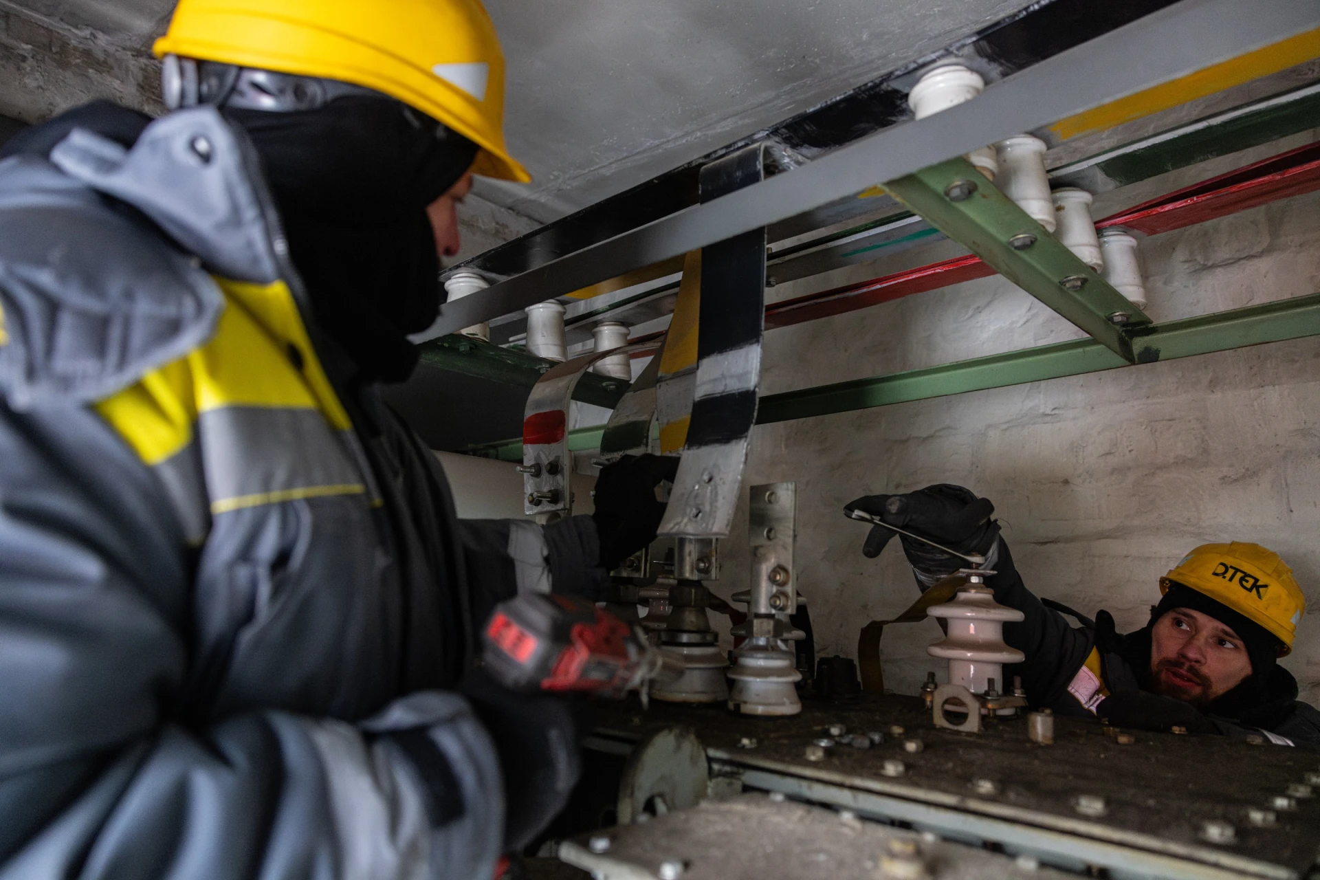 Ремонтна бригада енергетиків від'єднує трансформатор від мережі, щоб безпечно замінити його на новий