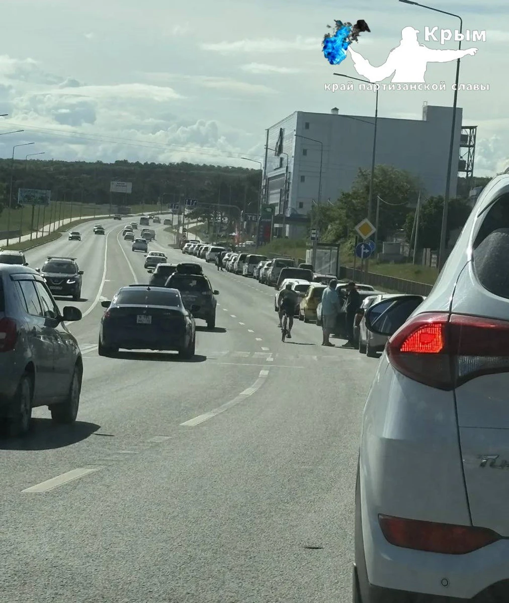 Очередь на заправку в Севастополе