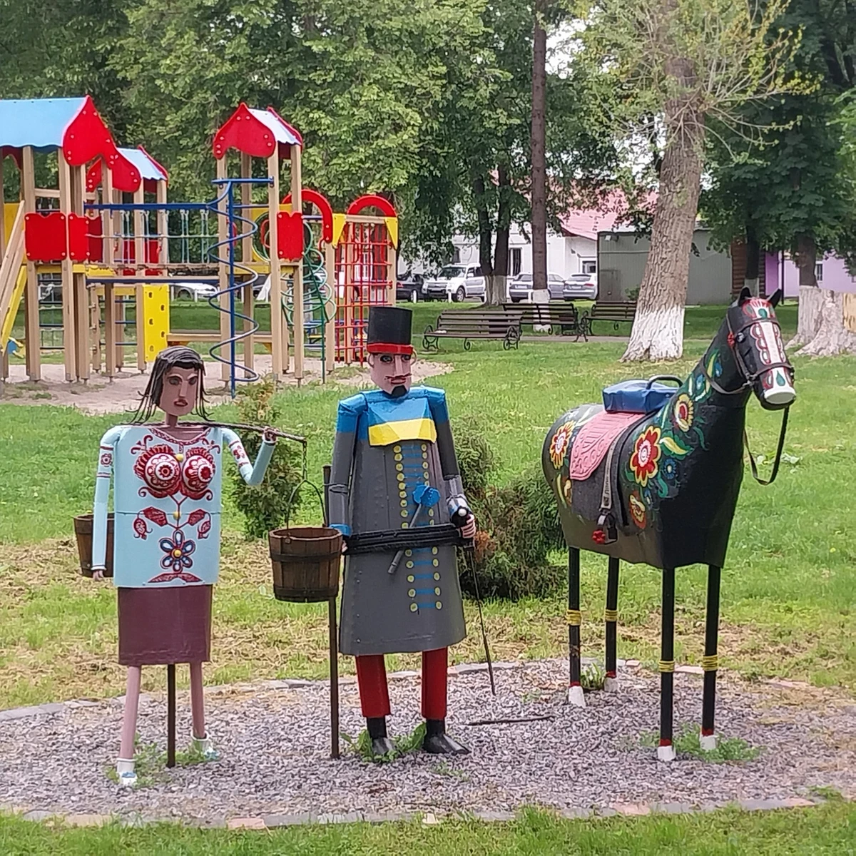 Металева скульптурна композиція в центрі Воронькова