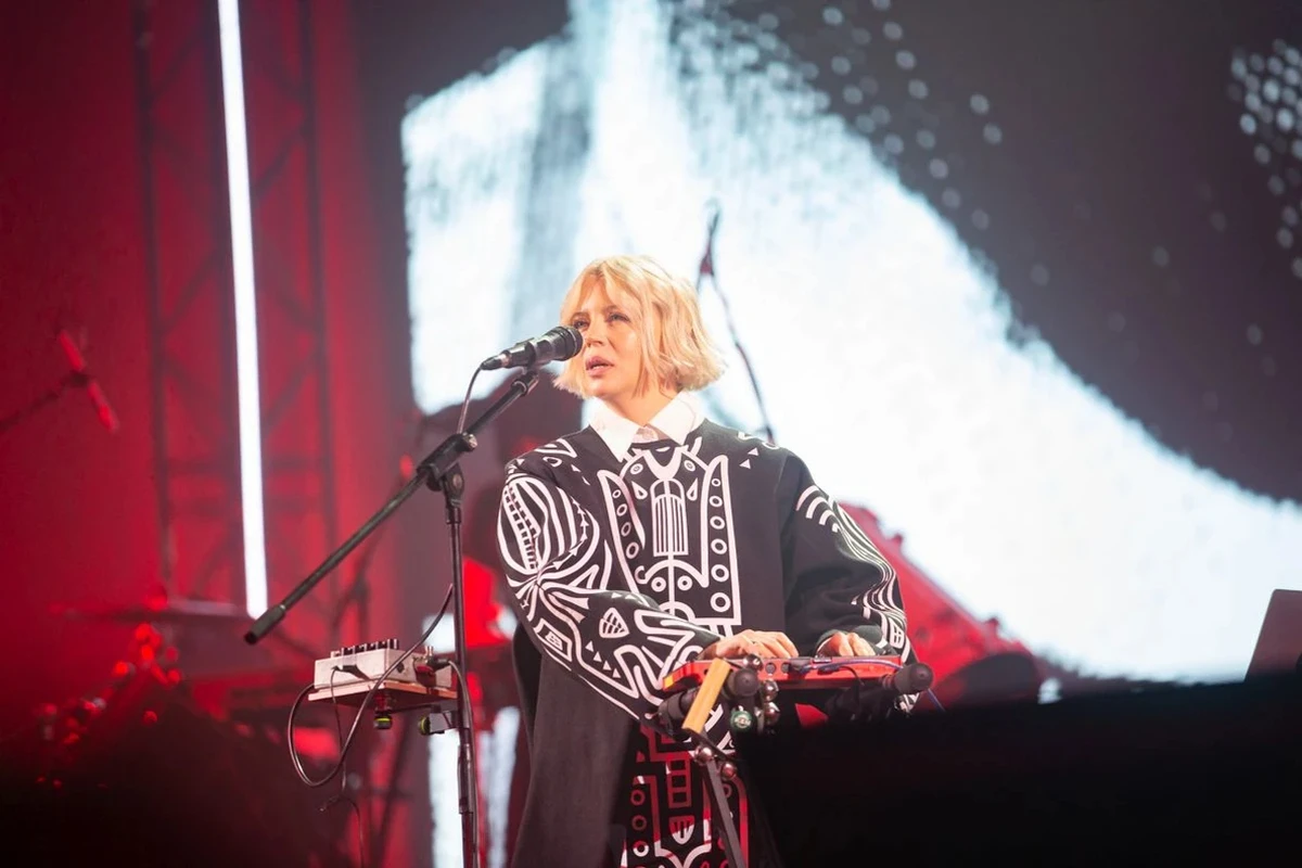 Onuka opened the ceremony, performing three of their hits