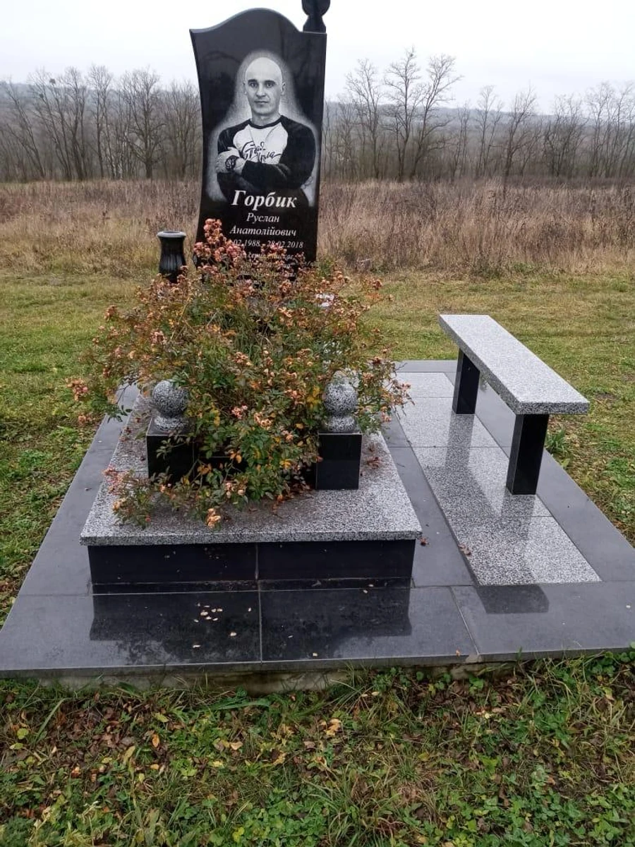 Могила Руслана Горбика в селі Лучинець, Вінничина