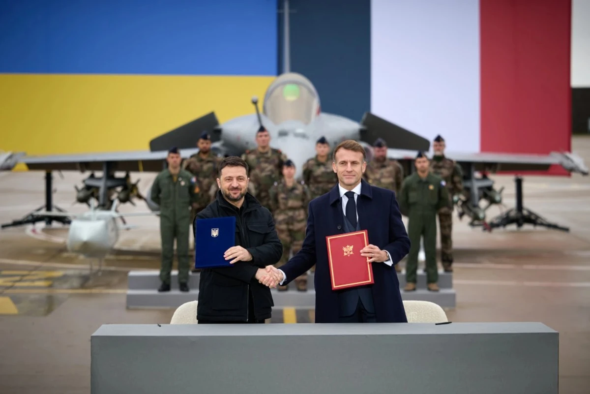 Presidents Volodymyr Zelenskyy and Emmanuel Macron signing the agreement allowing Ukraine to purchase 100 Rafale fighter jets