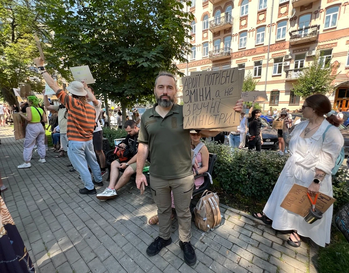 Військовий Денис вийшов на протест зі сподіванням, що реформи в Міністерстві оборони продовжаться