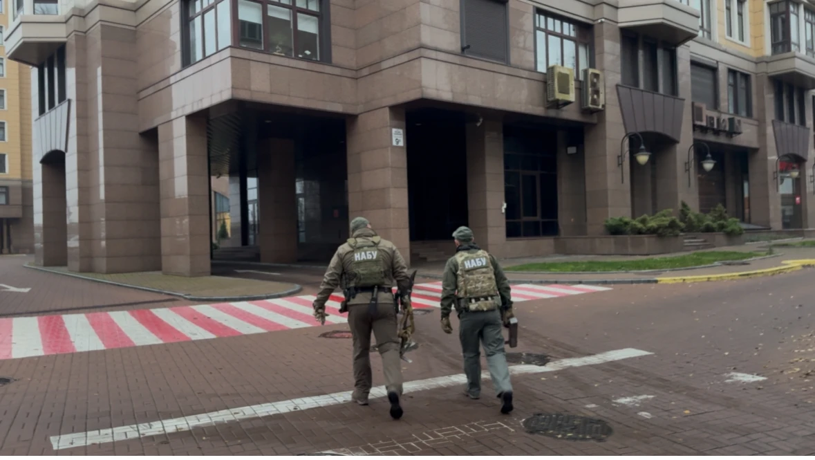 Спецназ НАБУ заходит на территорию дома по адресу Грушевского, 9А в Киеве