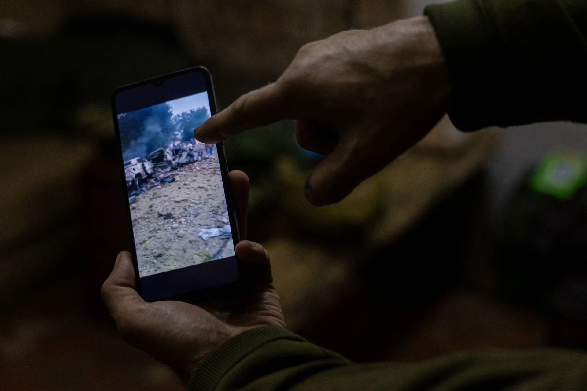 Удав показывает нам фото разбитой улицы в Киеве после прилета Шахедов