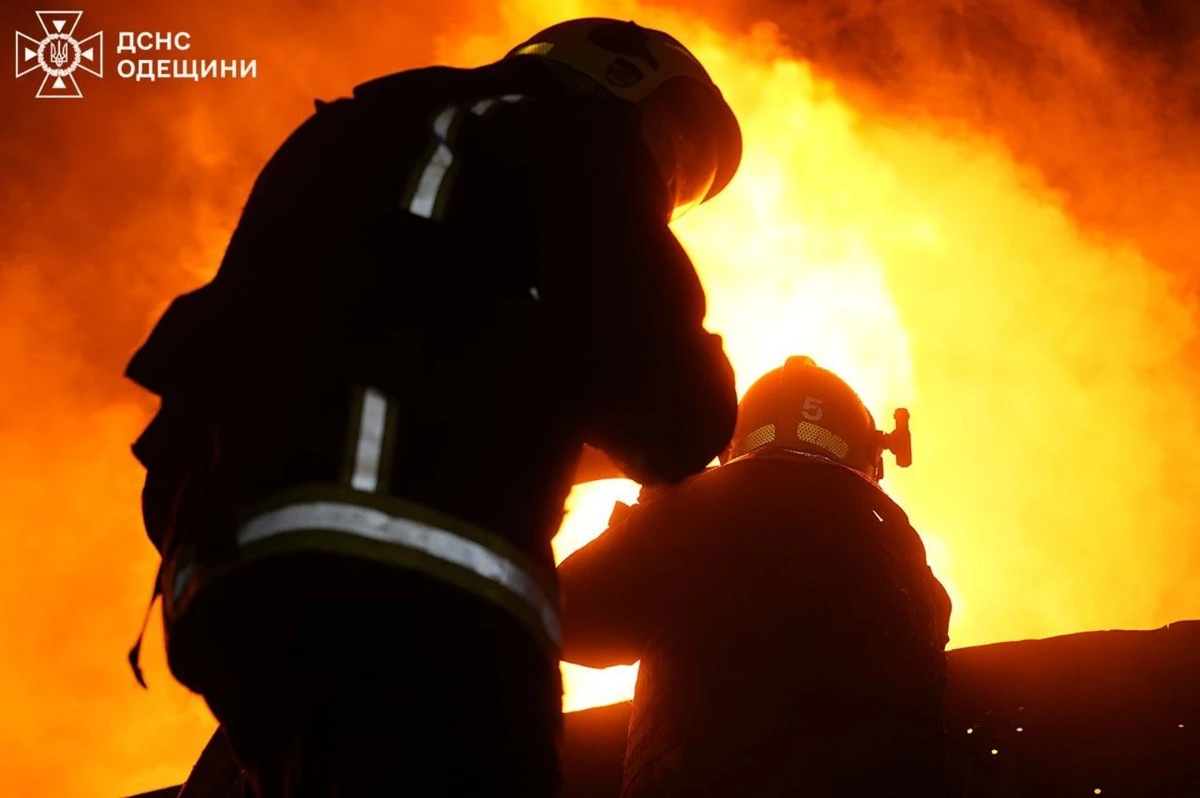 Пожежа, спричинена російським ударом, на Одещині. Фото ДСНС