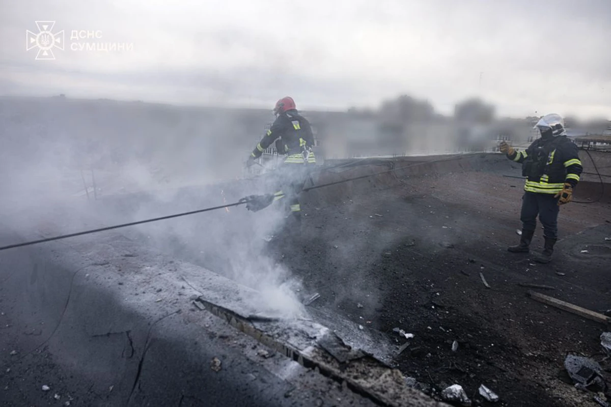 наслідки влучання БпЛА в Сумах, фото ДСНС
