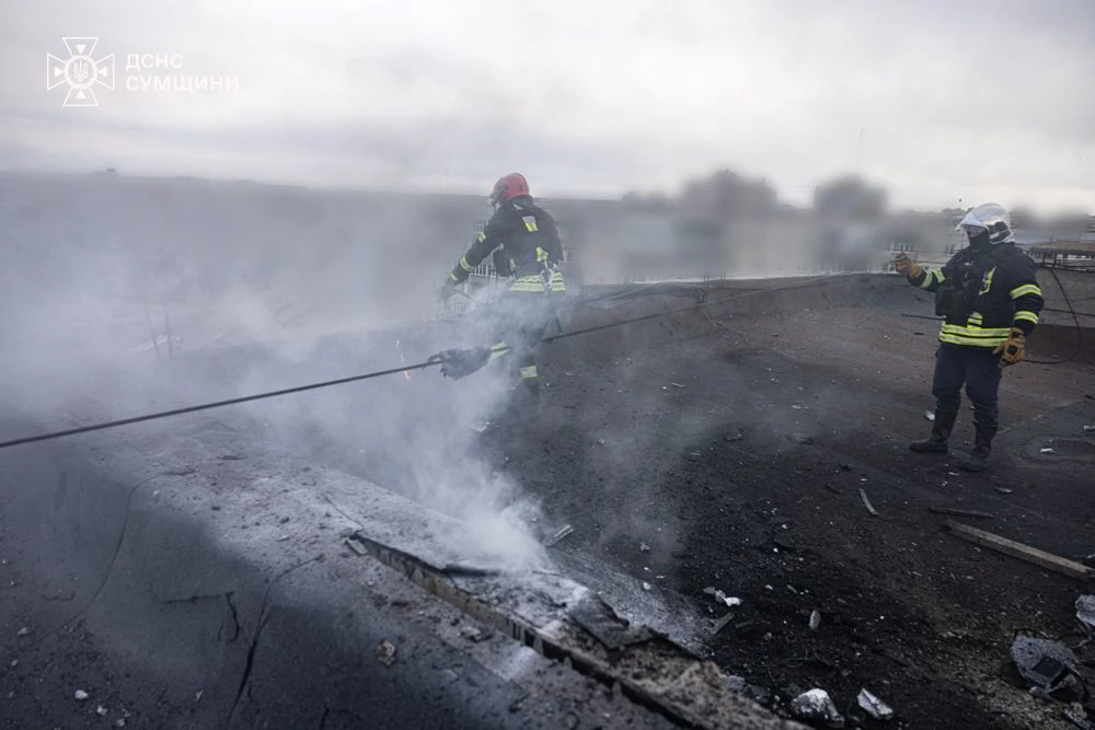 наслідки влучання БпЛА в Сумах, фото ДСНС