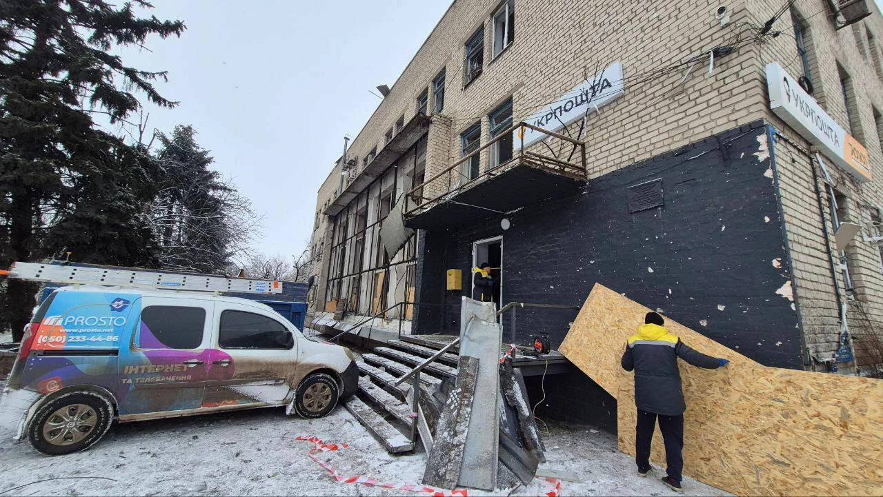 Поврежденное россиянами отделение. Фото из Facebook Укрпочты