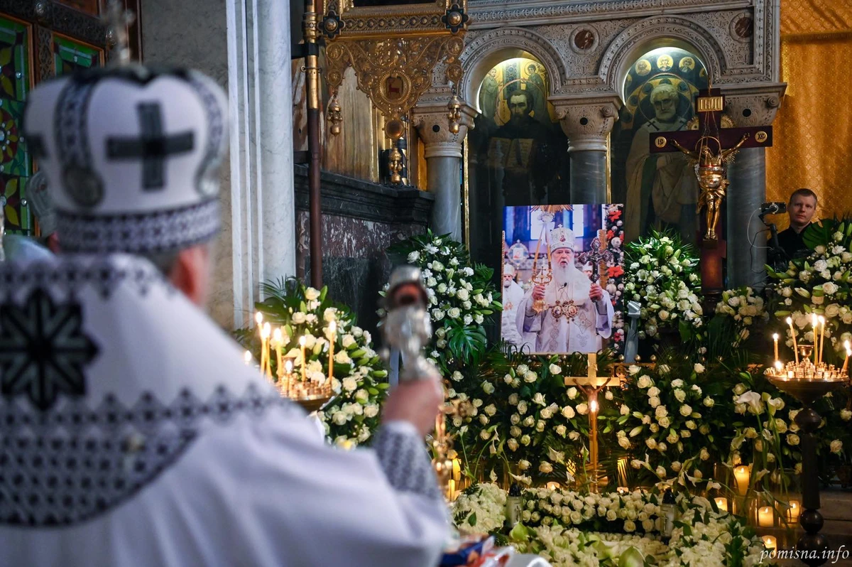 Митрополит Епифаний отпевает патриарха Филарета