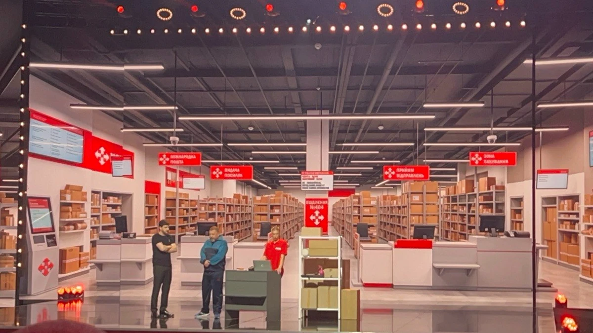 Юрий Великий в роли Владимира Зеленского общается с Виктором Януковичем, который отправляет свою бывшую жену в Варшаву