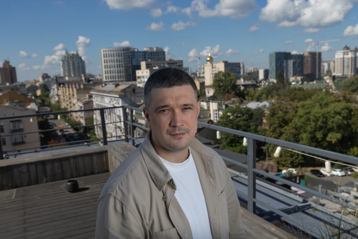 На посаді віцепрем'єра з цифровізації Федорову часом закидали, що він лобіює бронювання айтівців. Михайло заперечує: Айтішників найменше заброньовано, порівняно з іншими категоріями. Менше 1-го відсотка. Єдине, я пролобіював, щоб Dія.City була одним із критеріїв для бронювання. Там десь 400 дефенс-компаній, у тому числі всі дронові компанії. Це збереження людей, які працюють на оборонку