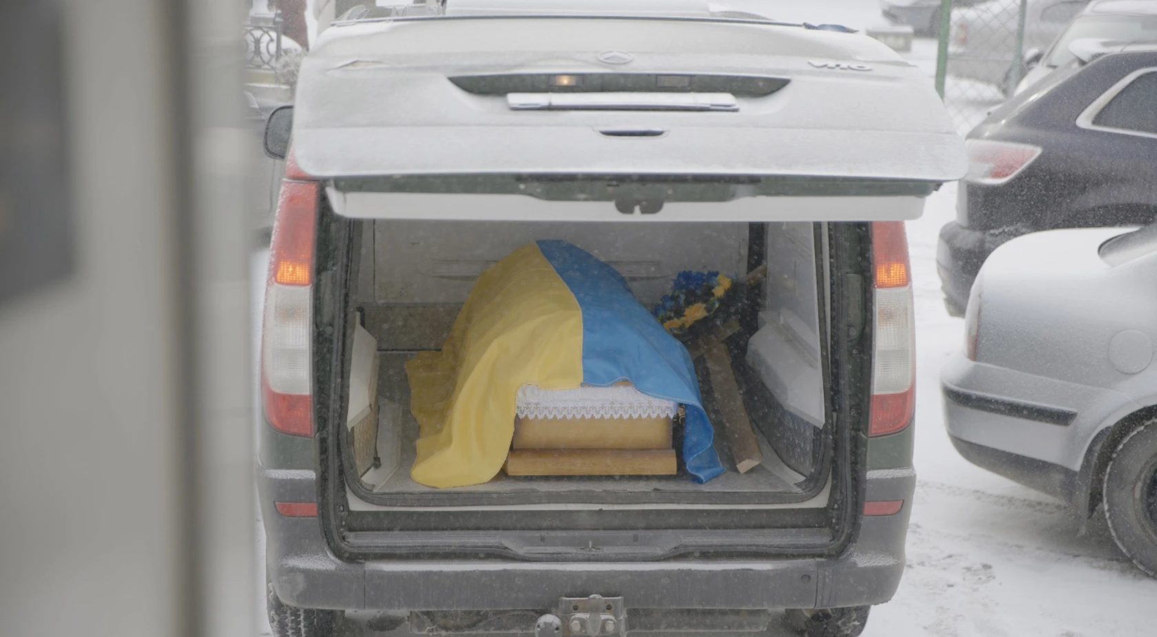 Полеглого забирають з моргу