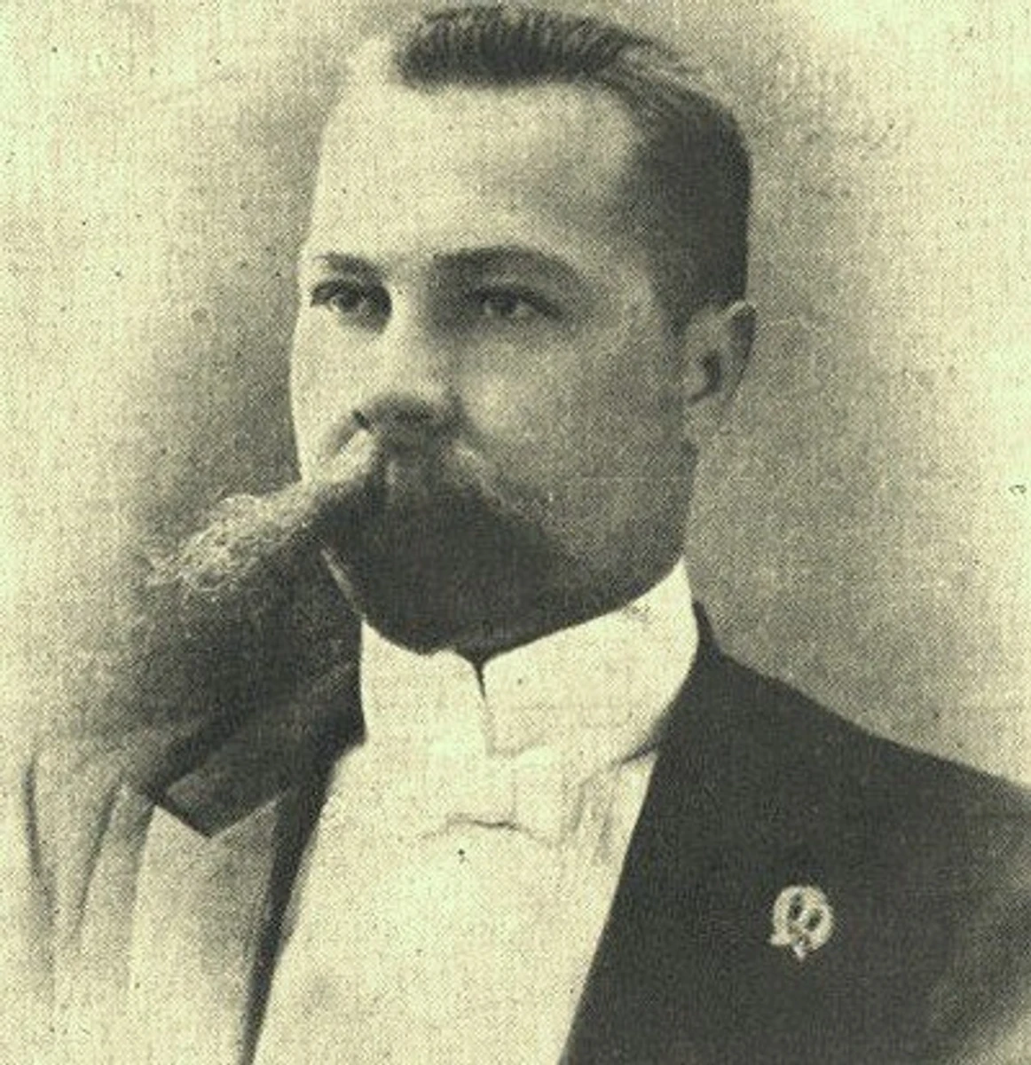 Микола Міхновський. Третього травня 1924 року його знайшли повішеним у Києві. Друзі вважали, що Міхновський наклав на себе руки, бо його почали викликати на допити в ОДПУ, і він не хотів залишати шансів слідчим на отримання важливої інформації про український рух. Також Існувала версія, що самогубство Міхновського інсценували агенти ОДПУ