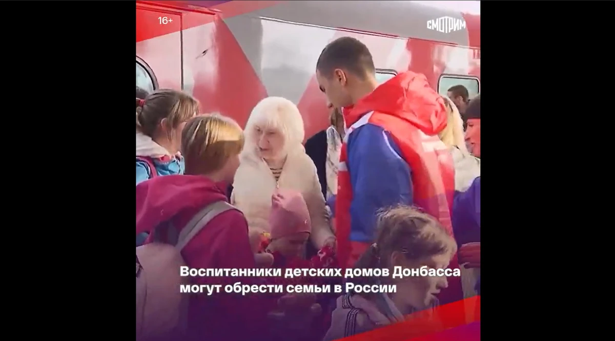 Лариса Прилипко (в белом) выводит Веру из поезда, РФ, апрель 2022 года