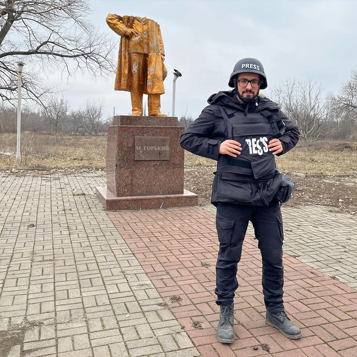 На прифронтовых территориях восприятие реальности гражданскими порой поражает. Это то, что касается адаптационных моментов. Поэтому вопрос относительно этого типа поведения надо ставить психологам, психиатрам. Часто это описывают словом сюрреализм. Но его настолько часто употребляют, что оно давно стало штампом