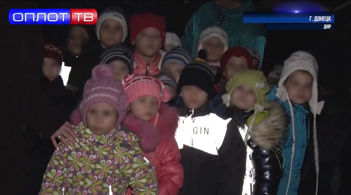 Дети ждут автобусы. Донецк, ТОТ, 18.02.2022. Здесь и на последующих фотографиях мы скрываем лица в целях защиты частной жизни и достоинства детей