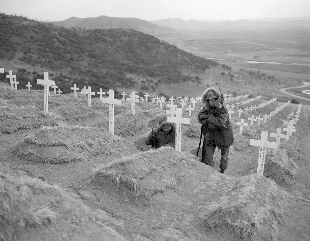 Американські морські піхотинці оплакують свого загиблого товариша, 17 лютого 1953 року