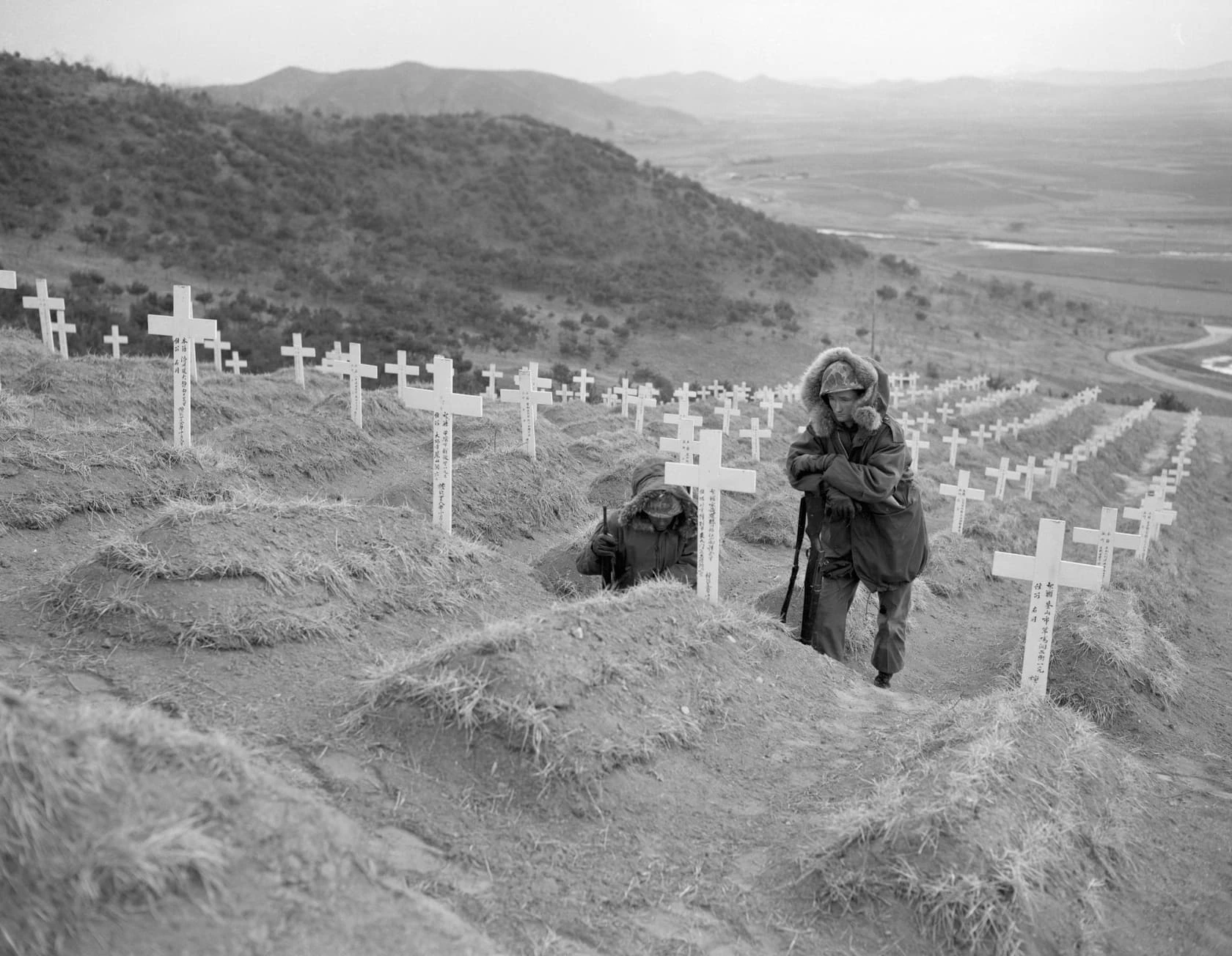 Американські морські піхотинці оплакують свого загиблого товариша, 17 лютого 1953 року