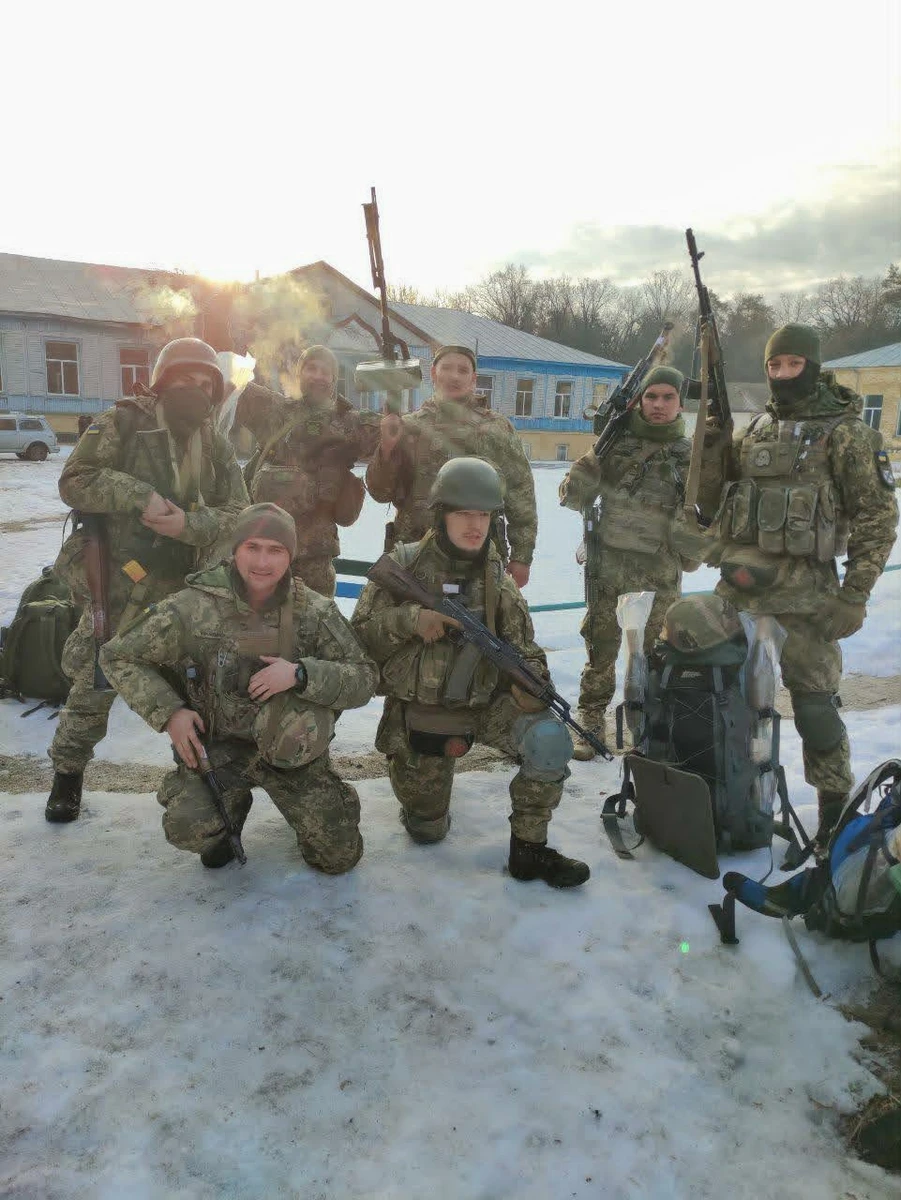 Останнє фото з Чернігівщини. Роман Бутусін у першому ряду в центрі. Праворуч у балаклаві молодший брат Леонід