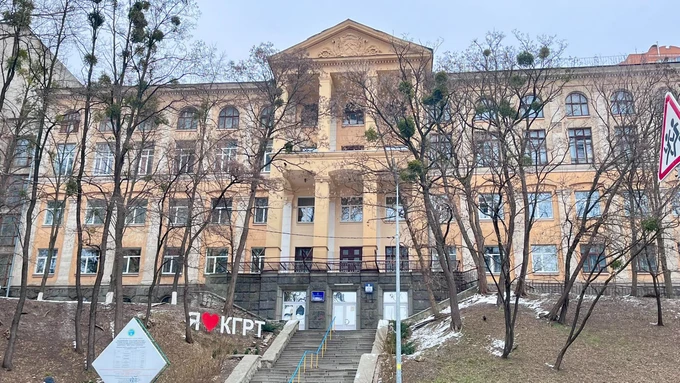 Здание колледжа геологоразведочных технологий находится в Печерском районе столицы, рядом с ним – несколько жилых комплексов.