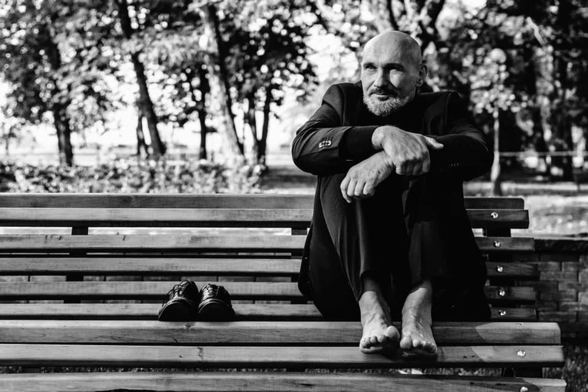 Я часто слышу: Александр, вы же режиссер, актер, скажите, почему люди играют, что-то из себя выдают?. Не знаю, почему так негативно относятся к слову игра, к тому, что кто-то играет в жизни какую-то роль. Мы все играем, у каждого из нас есть социальные роли. Хотим мы быть лучше или нет. Когда мы играем – это мы и есть, мы не теряем свою субъектность
