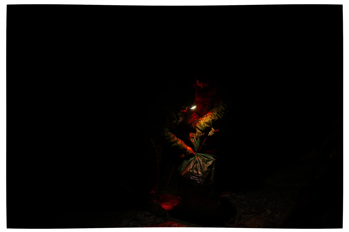 Нічне пакування посилок для піхоти на позиції операторів важкого бомбера Хеві шот 152-ої окремої єгерської бригади