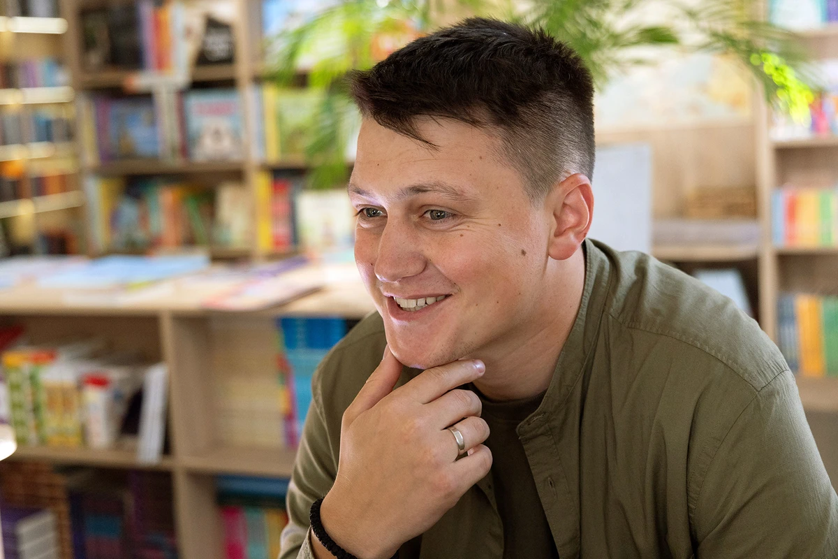 Артур Дронь: Любовь в наше время – это не про розовых единорогов, а про готовность взять ответственность за себя и за своих близких. Все благодаря этой жесткой любви держится. Мне кажется, что только на ней мы все и вытягиваем