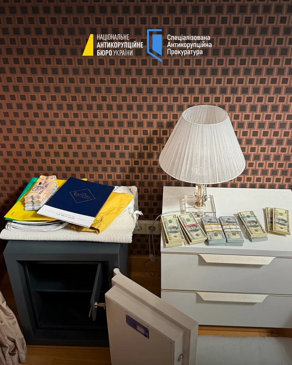 Виявлені під часу обшуку гроші. Фото: НАБУ