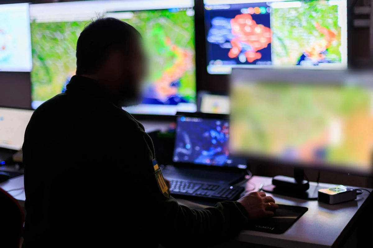 Um posto de comando de guerra eletrônica.