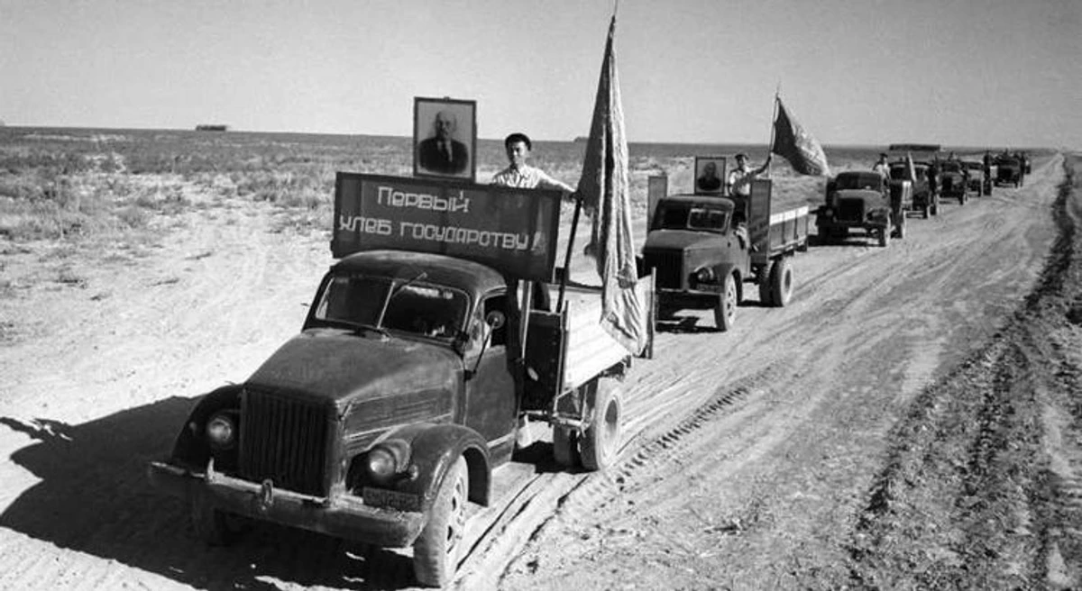 З одного зі звітів за 1954 рік: Залізничний квиток до Чернівців, придбаний у касі головного вокзалу Львова, коштував від 40 до 50 рублів. У поїзді їхала група з приблизно 15 молодих українців, переважно жінок, які прямували з Західної України для роботи на цілинних землях Казахстану. Вони пересіли на інші поїзди у Станіславові. Багато пасажирів між Львовом і Чернівцями були так званими гуцулами, україномовним народом, що населяє передгір'я Карпат на північ від радянсько-румунського кордону. Деякі з них були одягнені у характерний національний одяг
На фото – освоєння цілинних земель Казахстану