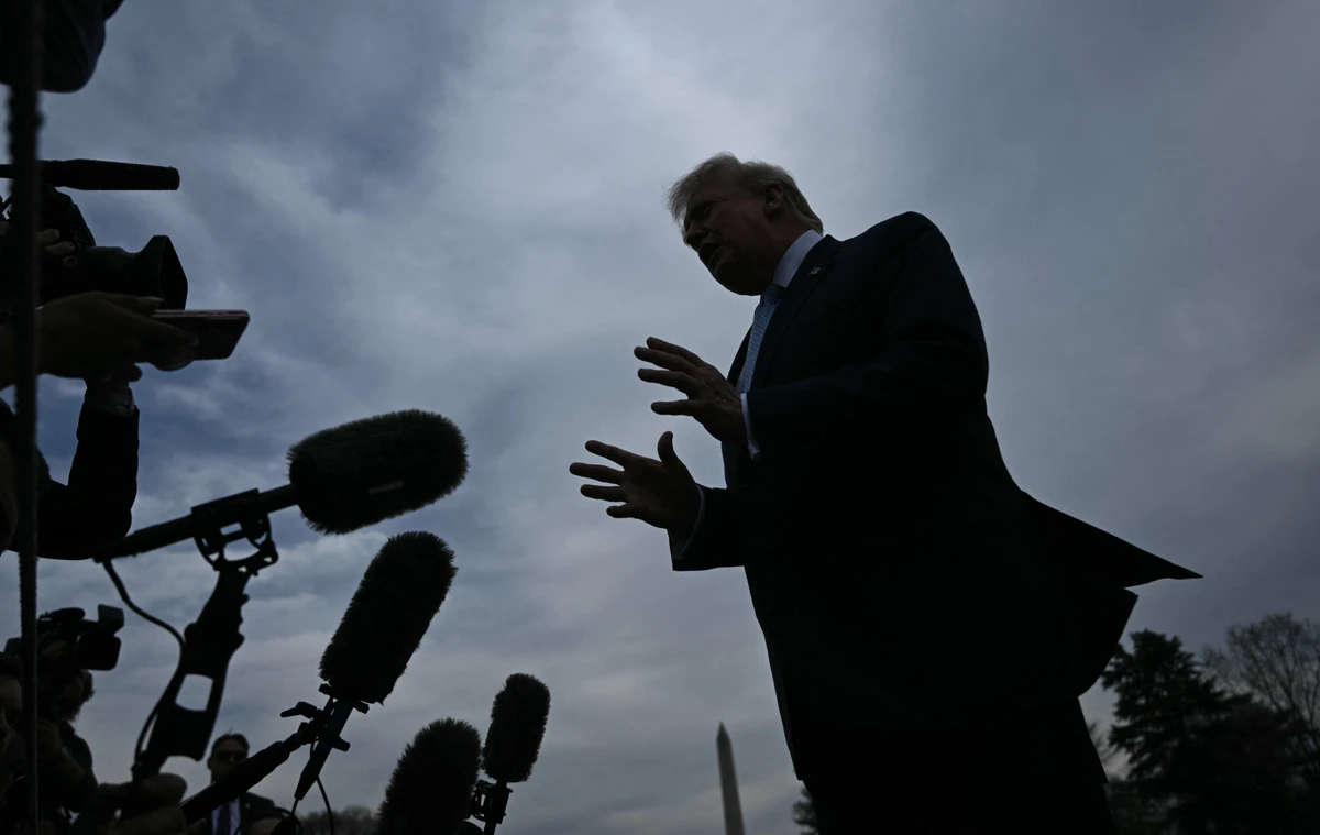 Манфред Кетс де Вріс: Демократії стають вразливими не тоді, коли піднімається брехун, а коли громадяни вважають брехню більш втішною, ніж правду. Авторитаризм не приходить гусячими кроками вулицями, він приходить через тих, хто віддає перевагу казці