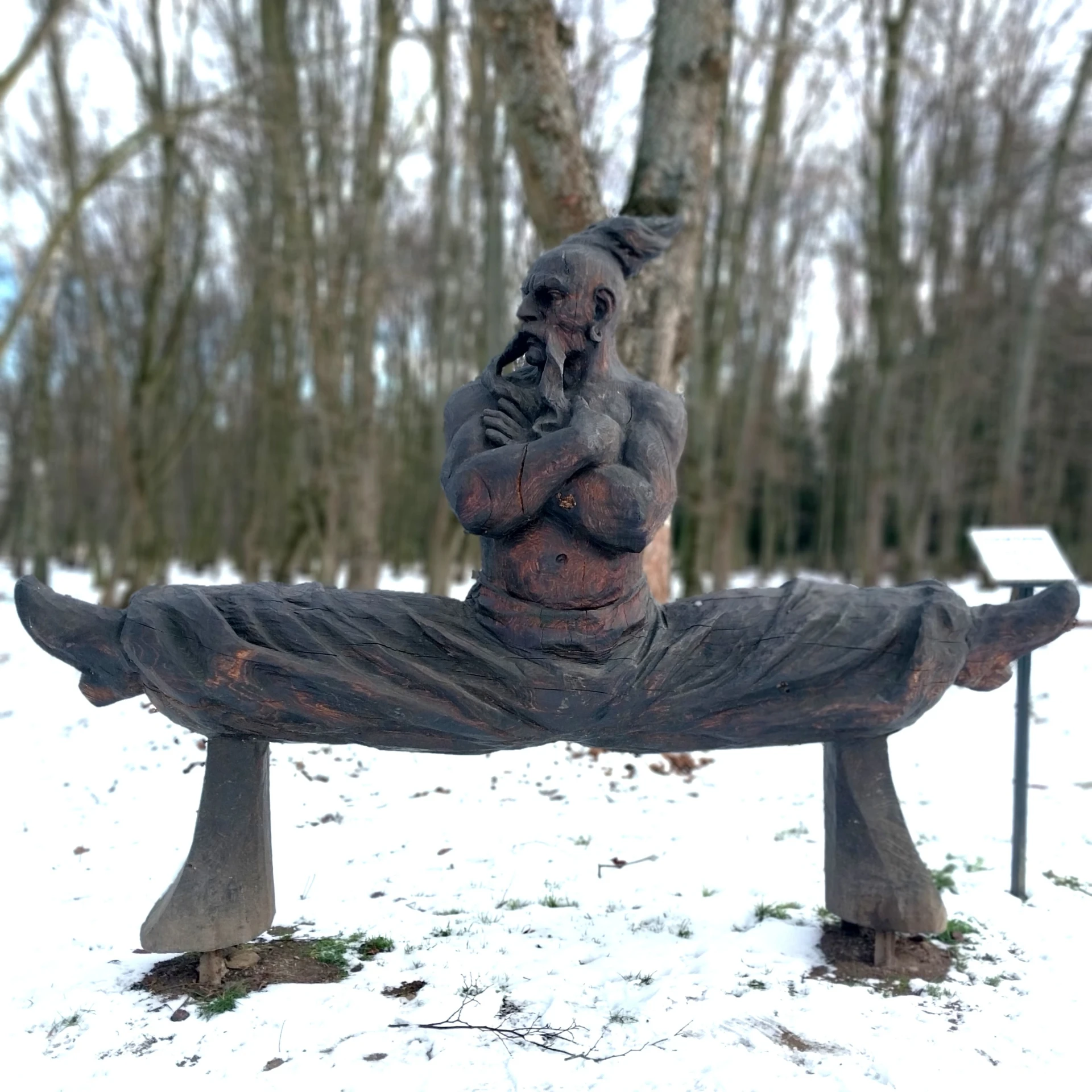 Одна из художественных работ на парковой аллее. После полномасштабного вторжения в Бурштыне прошел международный фестиваль деревянных скульптур