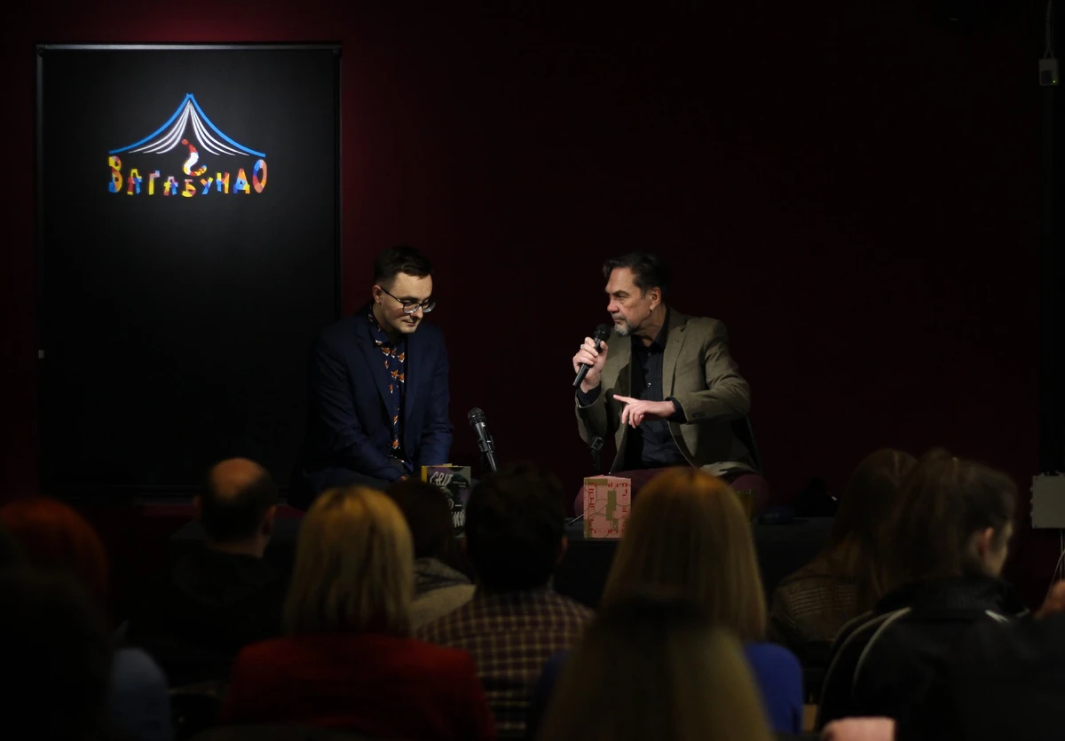 Хоть это и грустно звучит, больше всего я увидел Украину именно во время войны, во время поездок в разные прифронтовые регионы. Например, южная Николаевщина – это невероятно красиво. Да, кроме всех этих похожих на тирамису обрывов над лазурной водой и миндальных деревьев, я видел ее через сожженные дубовые леса, через заминированные виноградники и поля, засеянные хвостовиками ракет, через лебедей, которые сбежали с полностью сожженной Кинбурнской косы