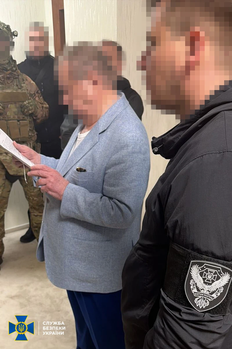 Поплавський ознайомлюється з документами