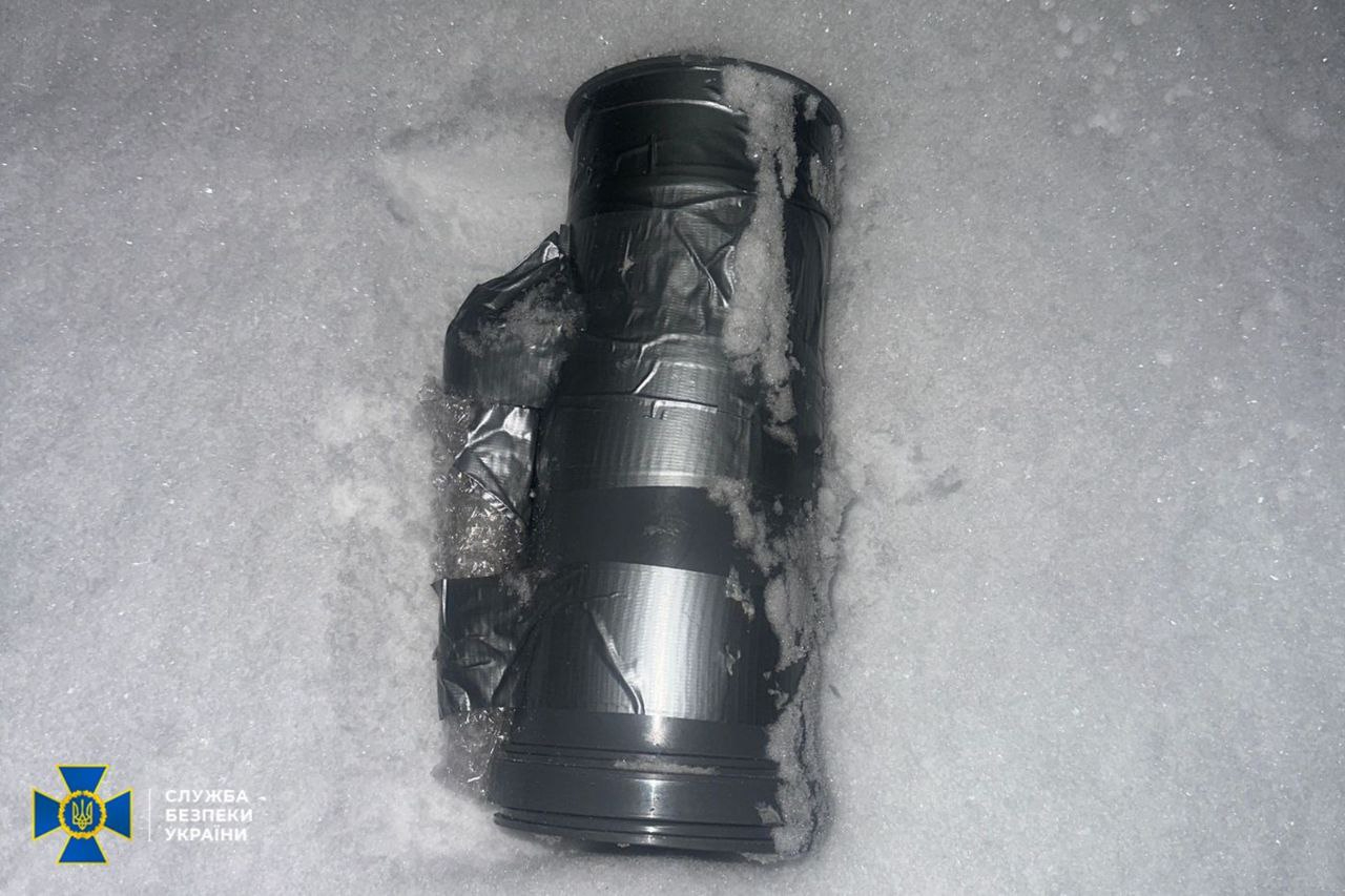 Фото подозреваемой и локации