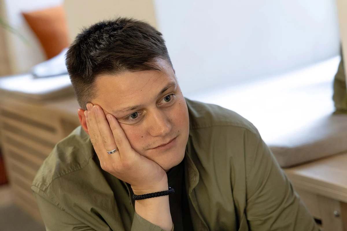 Артур Дронь: Может, мне и хотелось бы где-то в другом месте жить свою лучшую жизнь. Звучит неплохо, но надо смотреть трезво. На протяжении всей моей сознательной жизни в Украине продолжается война. Трудно было бы оставаться в стороне, будто ничего не происходит. Это уже такой привычный трип