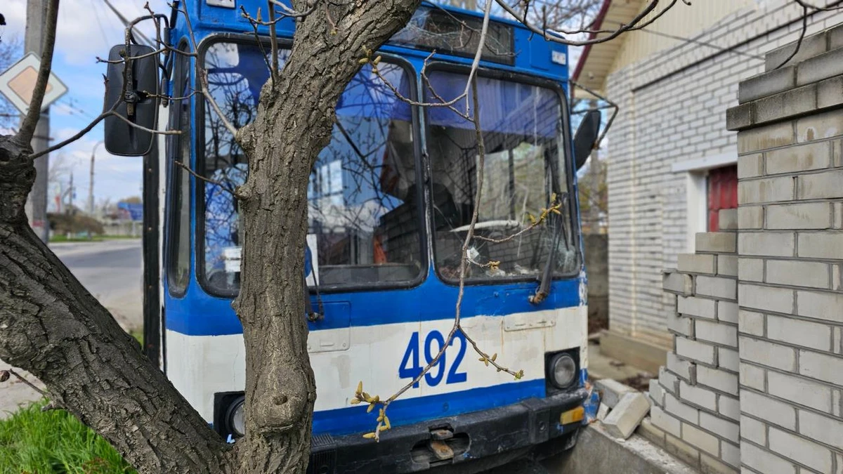 атакованный троллейбус в Херсоне, фото ОВА