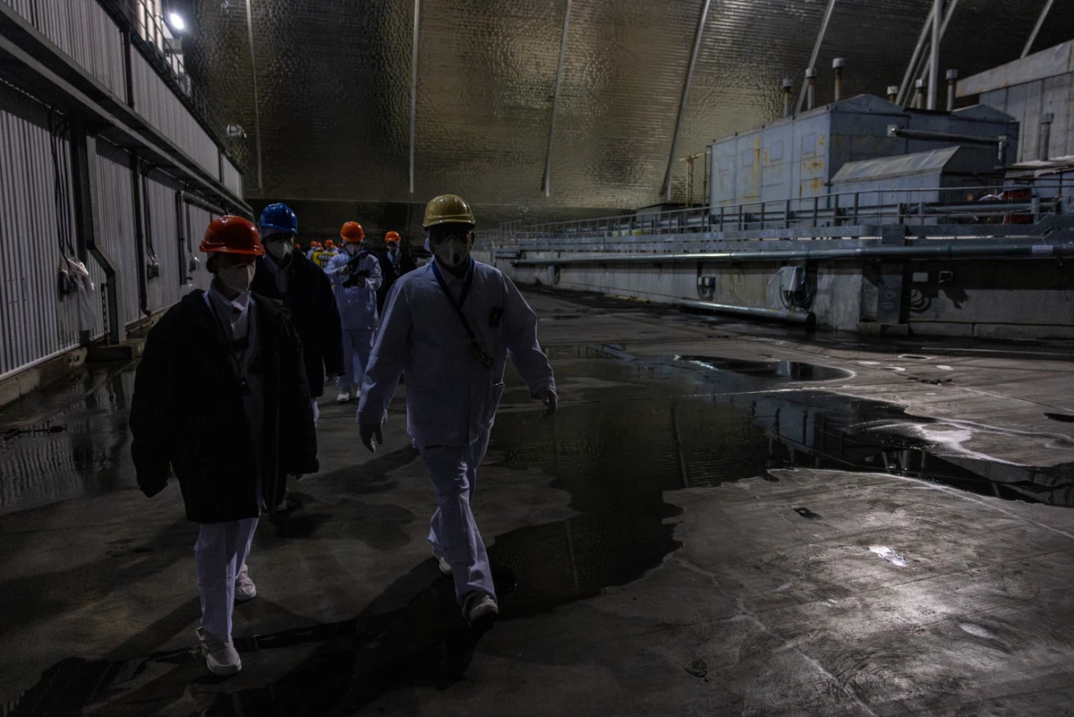 Всередині нового безпечного конфайменту та вид на саркофаг