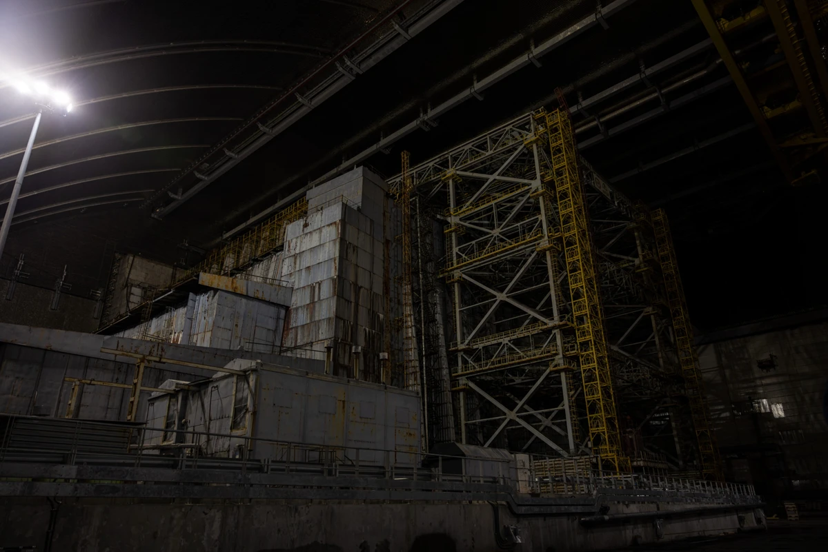 Вид на саркофаг, захований під новим безпечним конфайментом