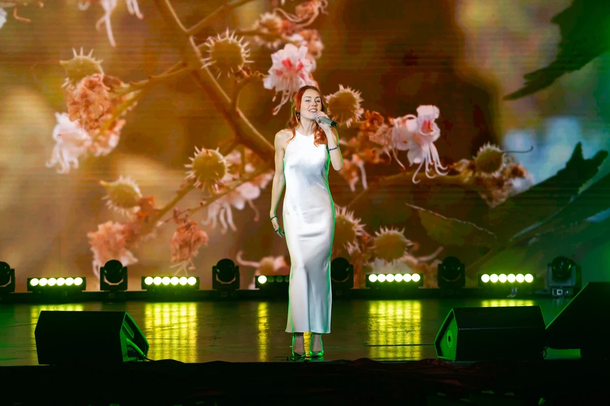 Olena Topolia opening the ceremony by performing several of her hits