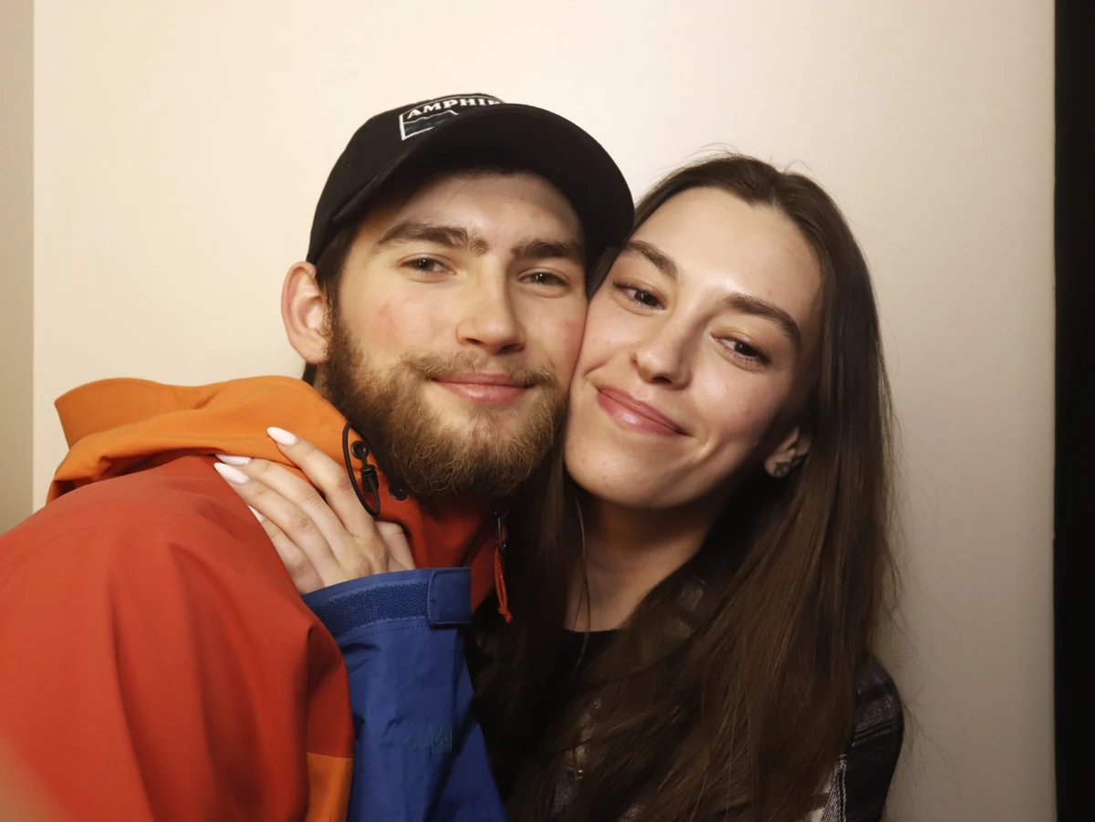 Мама Дмитра Островського: Син ніколи не переймався тим, що про нього подумають інші. Підкупало, з якою ніжністю він ставився до своєї дівчини. Міг спокійно подарувати при всіх квіти в школі, де це вважалось чимось не крутим