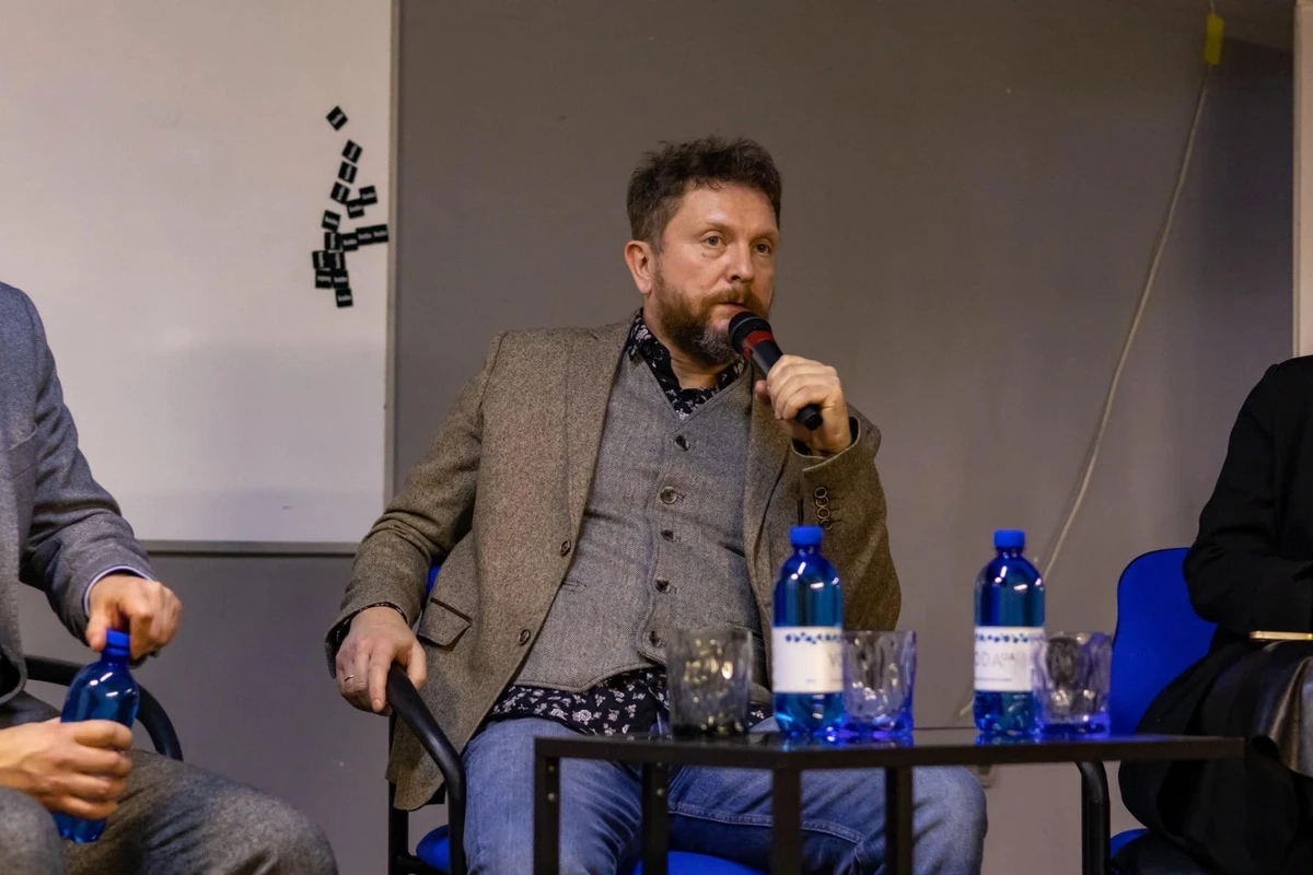 Тарас Лютый: На мой взгляд, в глобальном понимании войны избежать невозможно. Но нужно брать этот фактор под контроль, иметь какие-то предохранители агрессии, которая возникает на социально-политическом уровне. Обладать чем-то, что не дает возможности проявлять эту агрессию массово. После Второй мировой человечество как будто договорилось, что мы не пересматриваем границы, но в какой-то момент эта договоренность перестала действовать