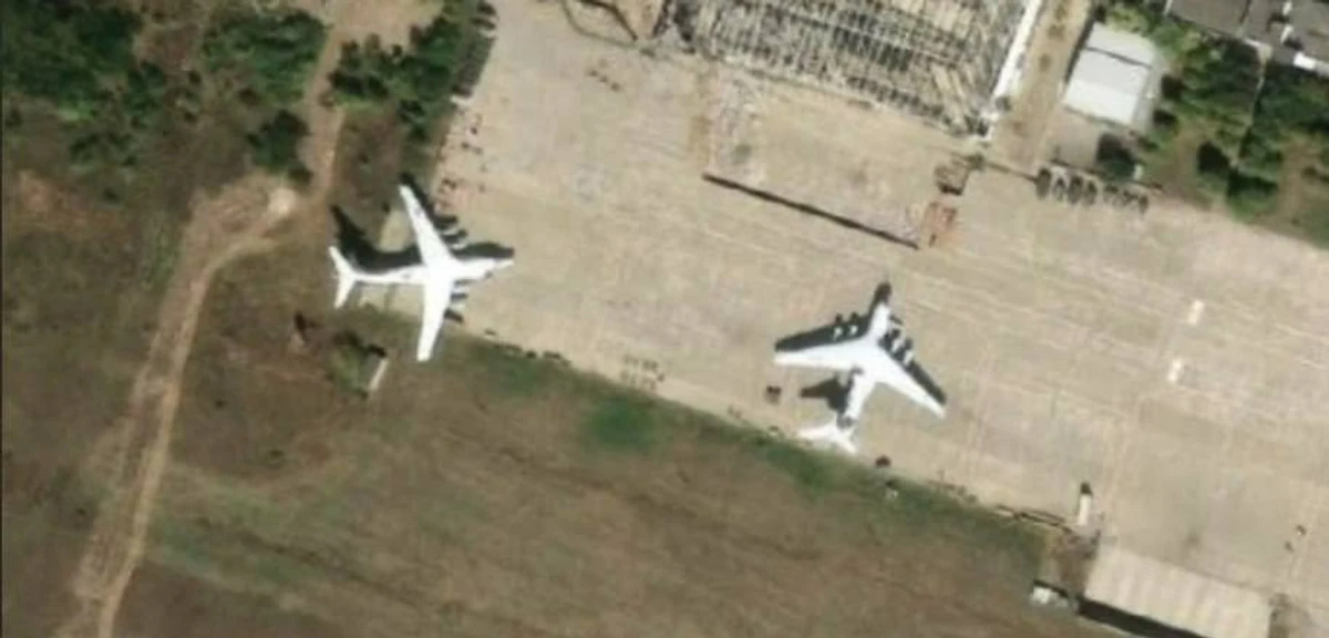 Russian aircraft in Taganrog before and after their destruction.