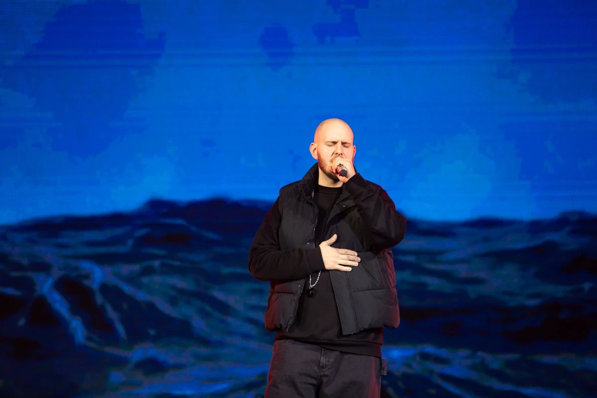 Balzam singing his touching verse